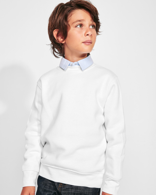 Modelo con la sudadera unisex sin gorro de color Blanco