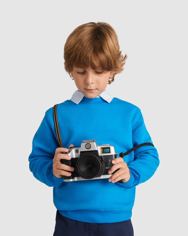 Modelo con la sudadera unisex sin gorro de color Azul Océano