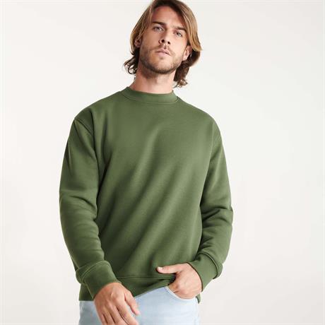 Modelo con la sudadera unisex sin gorro de color Verde Aventura