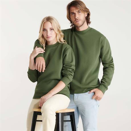 Modelo con la sudadera unisex sin gorro de color Verde Aventura