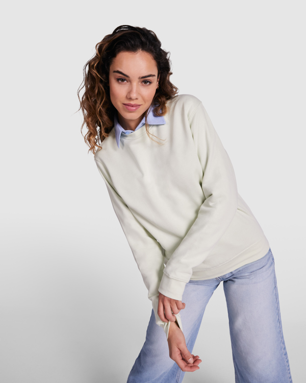Modelo con la sudadera unisex sin gorro de color Rojo Pálido