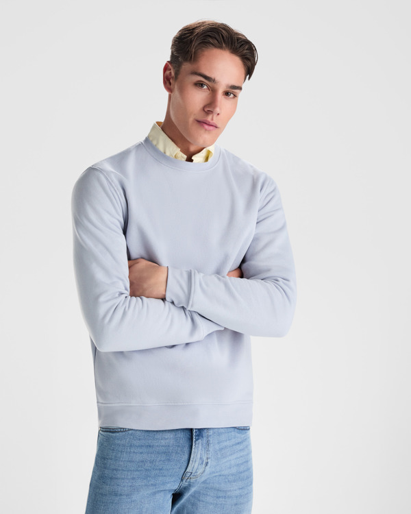 Modelo con la sudadera unisex sin gorro de color Azul Zen