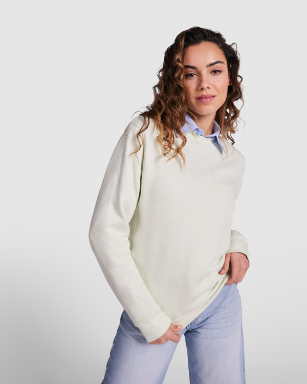 Modelo con la sudadera unisex sin gorro de color Verde Mist