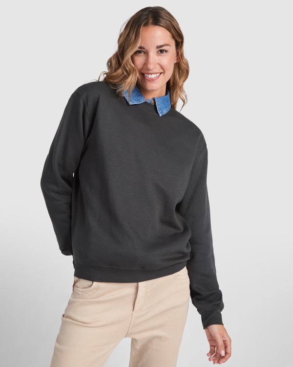 Modelo con la sudadera unisex sin gorro de color Plomo Oscuro