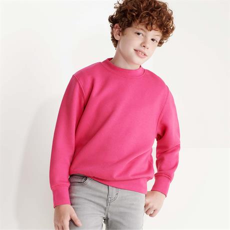 Modelo con la sudadera unisex sin gorro de color Rosetón